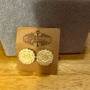 Beautiful pair of plunder earrings. Brand new pierced.​​